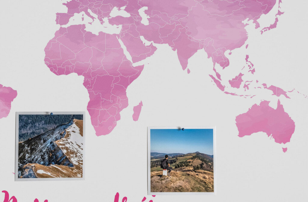 różowa personalizowana mapa świata na pinezki